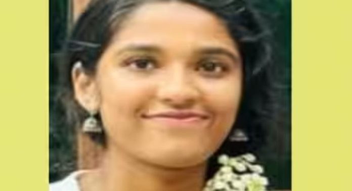 തൃശൂരിൽ ടോറസ് ലോറിക്കടിയിലേക്ക് സ്കൂട്ടര് മറിഞ്ഞ് അപകടം ; വിദ്യര്ഥിനിക്ക് ദാരുണന്ധ്യം തൃശൂരിൽ ടോറസ് ലോറിക്കടിയിലേക്ക് സ്കൂട്ടര് മറിഞ്ഞ് അപകടം ; വിദ്യര്ഥിനിക്ക് ദാരുണന്ധ്യം