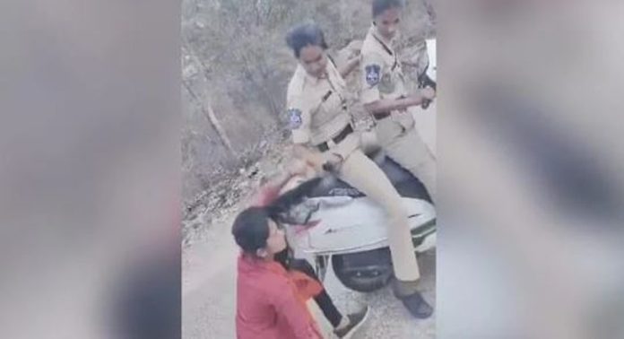 പ്രതിഷേധത്തിനിടെ വിദ്യാര്ഥിനിയെ മുടിയില് പിടിച്ച് വലിച്ച് നിലത്തിട്ട് പോലീസ് ; വ്യാപക വിമർശനം പ്രതിഷേധത്തിനിടെ വിദ്യാര്ഥിനിയെ മുടിയില് പിടിച്ച് വലിച്ച് നിലത്തിട്ട് പോലീസ് ; വ്യാപക വിമർശനം
