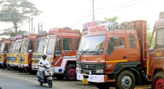 ഹിറ്റ് ആൻഡ് റൺ നിയമം ; കേരളത്തിലും ലോറി തൊഴിലാളികൾ സമരത്തിനൊരുങ്ങുന്നു ഹിറ്റ് ആൻഡ് റൺ നിയമം ; കേരളത്തിലും ലോറി തൊഴിലാളികൾ സമരത്തിനൊരുങ്ങുന്നു
