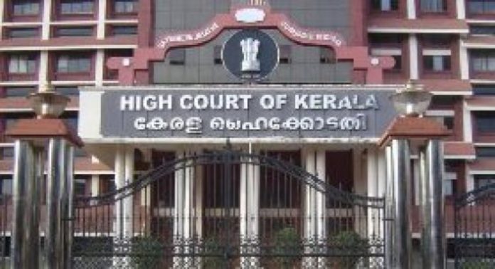 സഹകരണസംഘങ്ങൾ കോടീശ്വരന്മാർക്കുള്ളതല്ല , കരുവന്നൂർ അന്വേഷണം അനന്തമായി നീട്ടാനാകില്ല ; വിമർശനവുമായി ഹൈക്കോടതി സഹകരണസംഘങ്ങൾ കോടീശ്വരന്മാർക്കുള്ളതല്ല , കരുവന്നൂർ അന്വേഷണം അനന്തമായി നീട്ടാനാകില്ല ; വിമർശനവുമായി ഹൈക്കോടതി