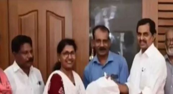 ട്രാവൻകൂർ സിമന്റ്സിൽ വ്യത്യസ്തമായ സമരവുമായി എ.ഐ.ടി.യു.സി ട്രാവൻകൂർ സിമന്റ്സിൽ വ്യത്യസ്തമായ സമരവുമായി എ.ഐ.ടി.യു.സി