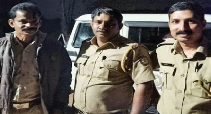 പാതിരാത്രി വനമേഖലയിൽ കാർ കേടായി ; പിന്നാലെ കുടുംബത്തിന് രക്ഷകരായി പോലീസ് പാതിരാത്രി വനമേഖലയിൽ കാർ കേടായി ; പിന്നാലെ കുടുംബത്തിന് രക്ഷകരായി പോലീസ്