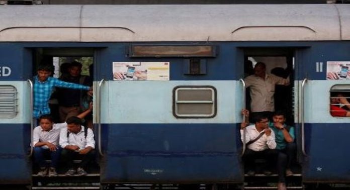വാതിൽപ്പടിയാത്ര ആരോഗ്യത്തിന് ഹാനികരം ; പാലക്കാട് ഡിവിഷനിൽ തെറിച്ചുവീണ് ഇതുവരെ മരിച്ചത് 40 പേർ വാതിൽപ്പടിയാത്ര ആരോഗ്യത്തിന് ഹാനികരം ; പാലക്കാട് ഡിവിഷനിൽ തെറിച്ചുവീണ് ഇതുവരെ മരിച്ചത് 40 പേർ