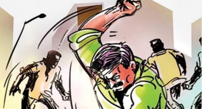 കാവി പതാകയെ അപമാനിച്ചു ; പിന്നാലെ മുസ്ലീം യുവാവിനെ ക്രൂരമായി മർദ്ദിച്ചവശനാക്കിയശേഷം നഗ്നനാക്കി നടത്തിച്ചു, തലയിൽ കൈവച്ച് ജനങ്ങൾ….! കാവി പതാകയെ അപമാനിച്ചു ; പിന്നാലെ മുസ്ലീം യുവാവിനെ ക്രൂരമായി മർദ്ദിച്ചവശനാക്കിയശേഷം നഗ്നനാക്കി നടത്തിച്ചു, തലയിൽ കൈവച്ച് ജനങ്ങൾ….!