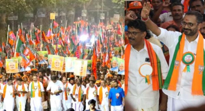 കെ സുരേന്ദ്രൻ നയിക്കുന്ന കേരള പദയാത്രയിൽ ശ്രദ്ധേയമായി കേന്ദ്ര സർക്കാരിന്റെ ഹെൽപ് ഡെസ്ക് കെ സുരേന്ദ്രൻ നയിക്കുന്ന കേരള പദയാത്രയിൽ ശ്രദ്ധേയമായി കേന്ദ്ര സർക്കാരിന്റെ ഹെൽപ് ഡെസ്ക്