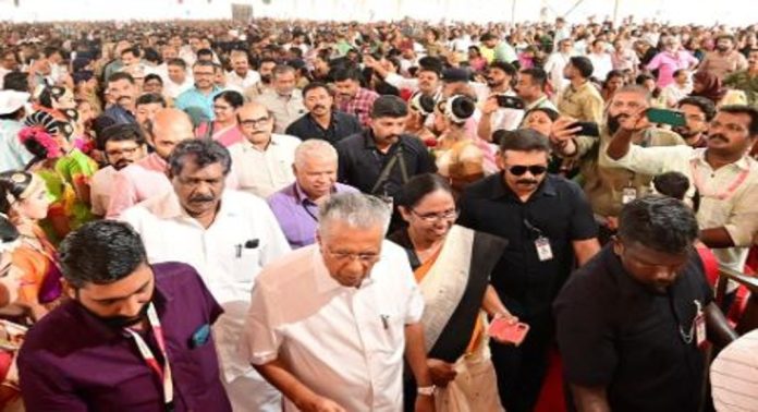 നവകേരളസദസ്സ് ; ആകെ ലഭിച്ചത് ആറുലക്ഷം പരാതി, ഇതുവരെ തീര്പ്പാക്കിയത് ഏഴുശതമാനം നവകേരളസദസ്സ് ; ആകെ ലഭിച്ചത് ആറുലക്ഷം പരാതി, ഇതുവരെ തീര്പ്പാക്കിയത് ഏഴുശതമാനം