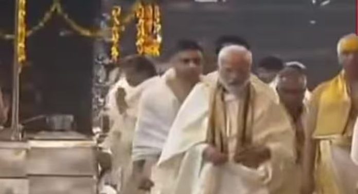 പ്രധാനമന്ത്രി നരേന്ദ്ര മോദി ഗുരുവായൂര് ക്ഷേത്രത്തിലെത്തി പ്രധാനമന്ത്രി നരേന്ദ്ര മോദി ഗുരുവായൂര് ക്ഷേത്രത്തിലെത്തി