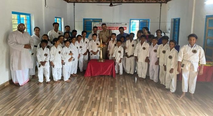 കരാട്ടെ പരിശീലനം ലഭിച്ച വിദ്യാർത്ഥികൾക്ക് ബെൽറ്റ് വിതരണം ചെയ്തു കരാട്ടെ പരിശീലനം ലഭിച്ച വിദ്യാർത്ഥികൾക്ക് ബെൽറ്റ് വിതരണം ചെയ്തു