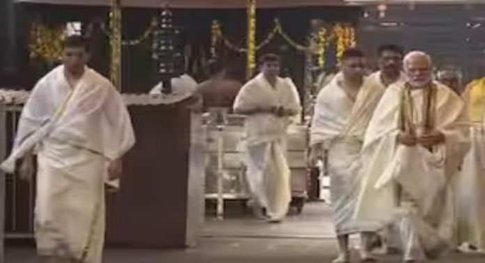 ഗുരുവായൂരിൽ പ്രധാനമന്ത്രി താമര കൊണ്ടുള്ള തുലാഭാരം നടത്തി ഗുരുവായൂരിൽ പ്രധാനമന്ത്രി താമര കൊണ്ടുള്ള തുലാഭാരം നടത്തി