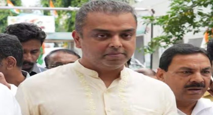 മുതിര്ന്ന കോണ്ഗ്രസ് നേതാവ് മിലിന്ദ് ദേവ്റ പാര്ട്ടിയില് നിന്ന് രാജിവെച്ചു മുതിര്ന്ന കോണ്ഗ്രസ് നേതാവ് മിലിന്ദ് ദേവ്റ പാര്ട്ടിയില് നിന്ന് രാജിവെച്ചു