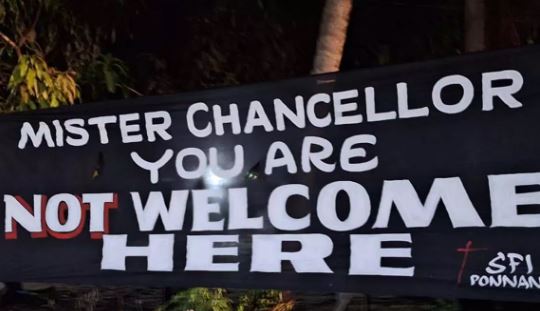 മലപ്പുറത്ത് ഗവർണർക്കെതിരെ എസ്എഫ്ഐ പ്രവർത്തകരുടെ വ്യാപക പ്രതിഷേധം മലപ്പുറത്ത് ഗവർണർക്കെതിരെ എസ്എഫ്ഐ പ്രവർത്തകരുടെ വ്യാപക പ്രതിഷേധം