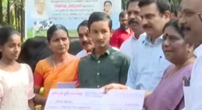 മാട്ടുപ്പെട്ടിയിൽ നിന്നെത്തിച്ച പശുക്കൾ കുട്ടിക്കർഷകർക്ക് കൈമാറി മാട്ടുപ്പെട്ടിയിൽ നിന്നെത്തിച്ച പശുക്കൾ കുട്ടിക്കർഷകർക്ക് കൈമാറി