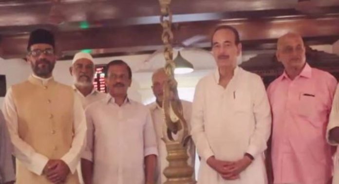 കൊടുങ്ങല്ലൂർ ചേരമാൻ പള്ളി സന്ദര്ശിച്ച് ഗുലാം നബി ആസാദ് കൊടുങ്ങല്ലൂർ ചേരമാൻ പള്ളി സന്ദര്ശിച്ച് ഗുലാം നബി ആസാദ്