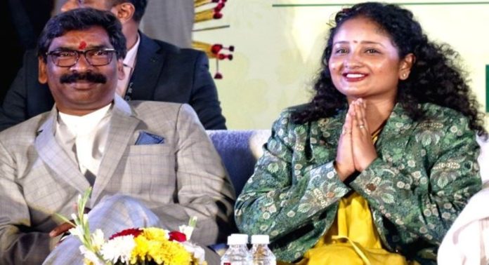 ഝാര്ഖണ്ഡ് മുഖ്യമന്ത്രി അറസ്റ്റിലായാല് അദ്ദേഹത്തിന്റെ ഭാര്യ മുഖ്യമന്ത്രിയാകും ; റിപ്പോർട്ടുകൾ പുറത്ത് ഝാര്ഖണ്ഡ് മുഖ്യമന്ത്രി അറസ്റ്റിലായാല് അദ്ദേഹത്തിന്റെ ഭാര്യ മുഖ്യമന്ത്രിയാകും ; റിപ്പോർട്ടുകൾ പുറത്ത്