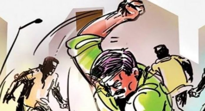കമിതാക്കളാണെന്ന് സംശയം ; സഹോദരനും സഹോദരിക്കും നേരെ ക്രൂരമർദ്ദനം കമിതാക്കളാണെന്ന് സംശയം ; സഹോദരനും സഹോദരിക്കും നേരെ ക്രൂരമർദ്ദനം