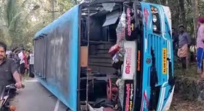 കൊല്ലത്ത് സ്വകാര്യബസ് നിയന്ത്രണംവിട്ട് മറിഞ്ഞ് അപകടം ; നിരവധിപ്പേർക്ക് പരിക്ക് കൊല്ലത്ത് സ്വകാര്യബസ് നിയന്ത്രണംവിട്ട് മറിഞ്ഞ് അപകടം ; നിരവധിപ്പേർക്ക് പരിക്ക്