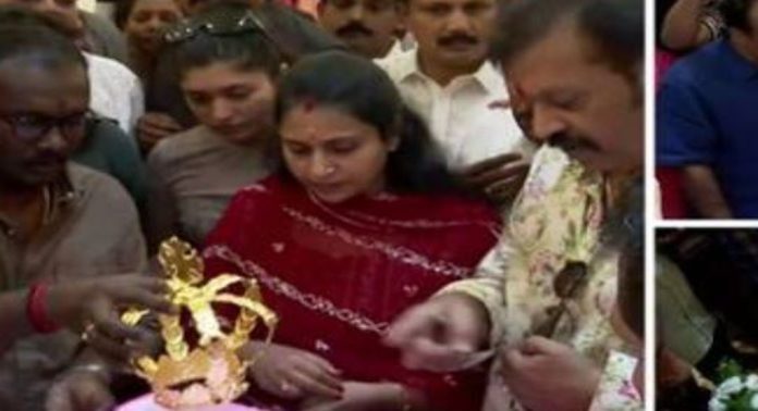 തൃശൂർ നിങ്ങൾ എനിക്ക് തരണം ; ഭാര്യക്കും പെണ്മക്കള്ക്കുമൊപ്പം ലൂർദ് പള്ളിയില് സുരേഷ് ഗോപിയെത്തി, പിന്നാലെ മാതാവിന് സ്വർണക്കിരീടം സമര്പ്പിച്ചു തൃശൂർ നിങ്ങൾ എനിക്ക് തരണം ; ഭാര്യക്കും പെണ്മക്കള്ക്കുമൊപ്പം ലൂർദ് പള്ളിയില് സുരേഷ് ഗോപിയെത്തി, പിന്നാലെ മാതാവിന് സ്വർണക്കിരീടം സമര്പ്പിച്ചു