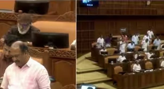 ക്ഷേമപെൻഷൻ വർധിപ്പിക്കുമെന്ന് ധനമന്ത്രി ; പിന്നാലെ സഭ ബഹിഷ്കരിച്ച് പ്രതിപക്ഷം ക്ഷേമപെൻഷൻ വർധിപ്പിക്കുമെന്ന് ധനമന്ത്രി ; പിന്നാലെ സഭ ബഹിഷ്കരിച്ച് പ്രതിപക്ഷം