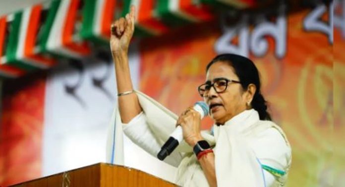 കേന്ദ്രത്തിനെതിരെ സമരപ്രഖ്യാപനവുമായി മമത ബാനർജി കേന്ദ്രത്തിനെതിരെ സമരപ്രഖ്യാപനവുമായി മമത ബാനർജി