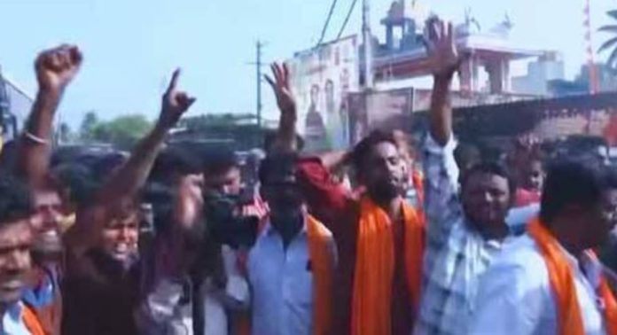 കാവിക്കൊടി അഴിച്ചുമാറ്റി ; കർണാടകയിലെ മാണ്ഡ്യ ജില്ലയിൽ വ്യാപക പ്രതിഷേധം, അതീവ സുരക്ഷ ഏർപ്പെടുത്തി കാവിക്കൊടി അഴിച്ചുമാറ്റി ; കർണാടകയിലെ മാണ്ഡ്യ ജില്ലയിൽ വ്യാപക പ്രതിഷേധം, അതീവ സുരക്ഷ ഏർപ്പെടുത്തി