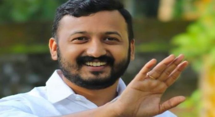 മാധ്യമങ്ങളോട് സംസാരിക്കുന്നത് തടഞ്ഞു ; പിന്നാലെ രാഹുലിനെ ബലം പ്രയോഗിച്ച് ജീപ്പിൽ കയറ്റി പോലീസ് മാധ്യമങ്ങളോട് സംസാരിക്കുന്നത് തടഞ്ഞു ; പിന്നാലെ രാഹുലിനെ ബലം പ്രയോഗിച്ച് ജീപ്പിൽ കയറ്റി പോലീസ്