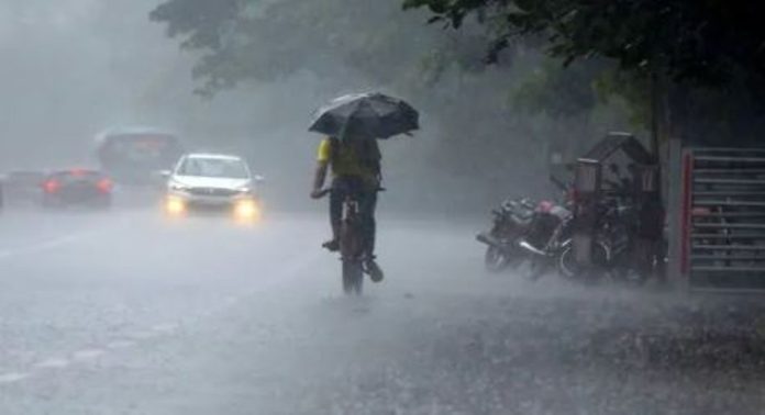 കേരളത്തില് വരും ദിവസങ്ങളില് മഴ ശക്തമാകുമെന്ന് റിപ്പോർട്ടുകൾ ; ജാഗ്രത മുന്നറിയിപ്പ് നൽകി അധികൃതർ കേരളത്തില് വരും ദിവസങ്ങളില് മഴ ശക്തമാകുമെന്ന് റിപ്പോർട്ടുകൾ ; ജാഗ്രത മുന്നറിയിപ്പ് നൽകി അധികൃതർ