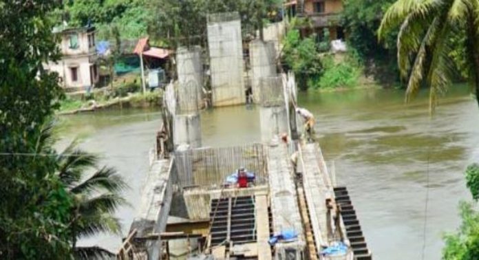 അങ്ങാടി – റാന്നി കരകളെ ബന്ധിപ്പിക്കുന്ന പുതിയ പാലത്തിന്റെ നിർമ്മാണം വൈകുന്നു അങ്ങാടി – റാന്നി കരകളെ ബന്ധിപ്പിക്കുന്ന പുതിയ പാലത്തിന്റെ നിർമ്മാണം വൈകുന്നു