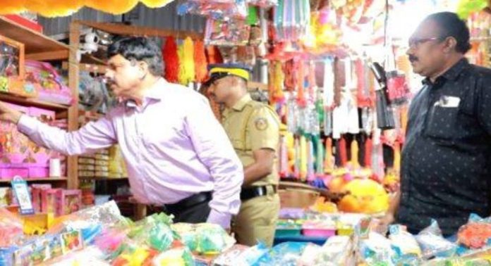 പമ്പയിലും നിലയ്ക്കലും ജില്ലാ കളക്ടർ പരിശോധന നടത്തി പമ്പയിലും നിലയ്ക്കലും ജില്ലാ കളക്ടർ പരിശോധന നടത്തി