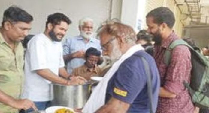അയ്യപ്പൻമാർക്ക് ഉച്ചഭക്ഷണവുമായി ഹരിദാസൻസ്വാമിയും സംഘവും അയ്യപ്പൻമാർക്ക് ഉച്ചഭക്ഷണവുമായി ഹരിദാസൻസ്വാമിയും സംഘവും