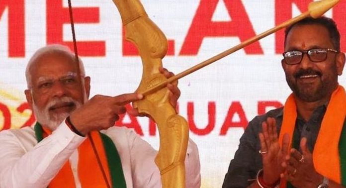 പ്രധാനമന്ത്രി നരേന്ദ്ര മോദിക്ക് അമ്പും വില്ലും നൽകി, പിന്നാലെ മുകളിലേക്കു പിടിച്ച് പോസ് ചെയ്തു ; പ്രവർത്തകർ ആവേശത്തിൽ പ്രധാനമന്ത്രി നരേന്ദ്ര മോദിക്ക് അമ്പും വില്ലും നൽകി, പിന്നാലെ മുകളിലേക്കു പിടിച്ച് പോസ് ചെയ്തു ; പ്രവർത്തകർ ആവേശത്തിൽ