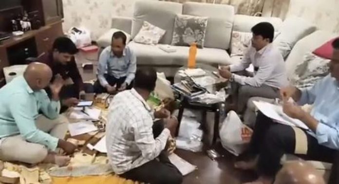 സർക്കാർ ഉദ്യോഗസ്ഥന്റെ വസതിയിൽ നിന്നും 100 കോടിയുടെ അനധികൃത സ്വത്തുക്കൾ കണ്ടുകെട്ടി സർക്കാർ ഉദ്യോഗസ്ഥന്റെ വസതിയിൽ നിന്നും 100 കോടിയുടെ അനധികൃത സ്വത്തുക്കൾ കണ്ടുകെട്ടി