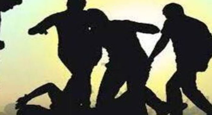ഹോട്ടൽ മുറിയിൽ കയറി ഇതരമത വിശ്വാസികളായ പുരുഷനെയും സ്ത്രീയെയും ആക്രമിച്ചു ; അഞ്ച് പേർ അറസ്റ്റിൽ ഹോട്ടൽ മുറിയിൽ കയറി ഇതരമത വിശ്വാസികളായ പുരുഷനെയും സ്ത്രീയെയും ആക്രമിച്ചു ; അഞ്ച് പേർ അറസ്റ്റിൽ