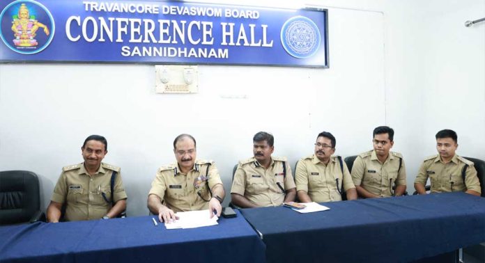 സന്നിധാനത്ത് ഡിജിപിയുടെ നേതൃത്വത്തിൽ അവലോകന യോഗം സന്നിധാനത്ത് ഡിജിപിയുടെ നേതൃത്വത്തിൽ അവലോകന യോഗം