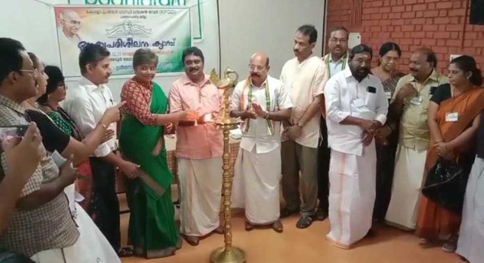 ഗാന്ധിയൻ ദർശനങ്ങൾ തമസ്ക്കരിക്കപ്പെടുന്നു ; കവിതാ റെഡ്ഡി ഗാന്ധിയൻ ദർശനങ്ങൾ തമസ്ക്കരിക്കപ്പെടുന്നു ; കവിതാ റെഡ്ഡി