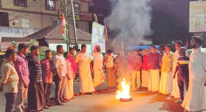 യൂത്ത് കോൺഗ്രസ് പത്തനംതിട്ട മണ്ഡലം കമ്മറ്റിയുടെ നേതൃത്വത്തിൽ സമരജ്വാല സംഘടിപ്പിച്ചു യൂത്ത് കോൺഗ്രസ് പത്തനംതിട്ട മണ്ഡലം കമ്മറ്റിയുടെ നേതൃത്വത്തിൽ സമരജ്വാല സംഘടിപ്പിച്ചു