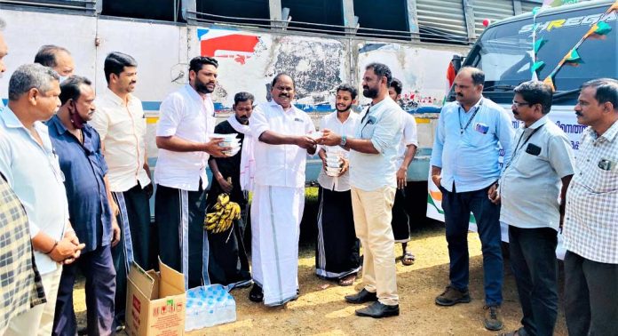 കെ.എസ്.ആര്.ടി.സി ജീവനക്കാര്ക്ക് ഭക്ഷണമൊരുക്കി യൂത്ത് കോണ്ഗ്രസിന്റെ ശബരിമല ഹെല്പ്പ് ഡെസ്ക് പ്രവര്ത്തകര് കെ.എസ്.ആര്.ടി.സി ജീവനക്കാര്ക്ക് ഭക്ഷണമൊരുക്കി യൂത്ത് കോണ്ഗ്രസിന്റെ ശബരിമല ഹെല്പ്പ് ഡെസ്ക് പ്രവര്ത്തകര്