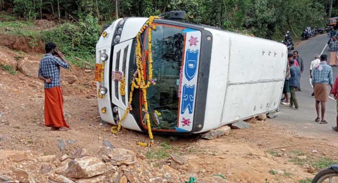 അയ്യപ്പ ഭക്തരുടെ വാഹനം മറിഞ്ഞ് അപകടം ; പന്ത്രണ്ട് പേർക്ക് പരുക്ക് അയ്യപ്പ ഭക്തരുടെ വാഹനം മറിഞ്ഞ് അപകടം ; പന്ത്രണ്ട് പേർക്ക് പരുക്ക്