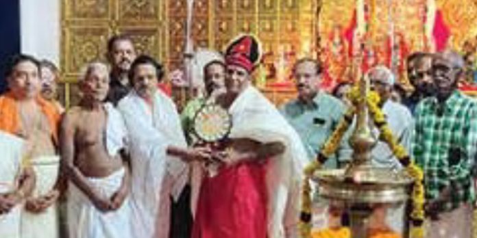 പൊതിയിൽ നാരായണ ചാക്യാർക്ക് കലഞ്ഞൂർ മഹാദേവർ ക്ഷേത്രത്തിലെ ഭാഗവതസപ്താഹ യജ്ഞവേദിയിൽ ആദരം നൽകി പൊതിയിൽ നാരായണ ചാക്യാർക്ക് കലഞ്ഞൂർ മഹാദേവർ ക്ഷേത്രത്തിലെ ഭാഗവതസപ്താഹ യജ്ഞവേദിയിൽ ആദരം നൽകി