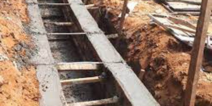 കലഞ്ഞൂർ ജംഗ്ഷനിലെ ഓട നിര്മ്മാണം തോന്നുംപടി ; സ്ഥലത്തെച്ചൊല്ലിയും തർക്കം കലഞ്ഞൂർ ജംഗ്ഷനിലെ ഓട നിര്മ്മാണം തോന്നുംപടി ; സ്ഥലത്തെച്ചൊല്ലിയും തർക്കം