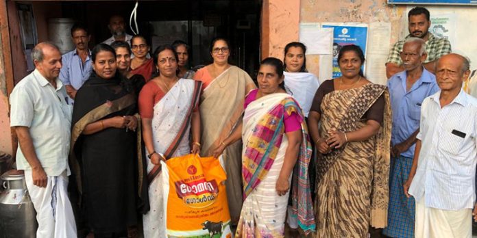 മന്ദമരുതി ക്ഷീരോൽപാദക സഹകരണ സംഘത്തിൽ കാലിത്തീറ്റ വിതരണം നടന്നു മന്ദമരുതി ക്ഷീരോൽപാദക സഹകരണ സംഘത്തിൽ കാലിത്തീറ്റ വിതരണം നടന്നു