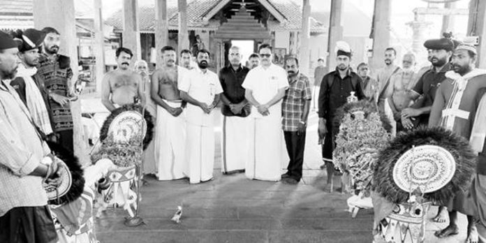 കല്ലട കാവടി സംഘത്തിന് യാത്രാമധ്യേ ആറന്മുളയില് സ്വീകരണം നല്കി കല്ലട കാവടി സംഘത്തിന് യാത്രാമധ്യേ ആറന്മുളയില് സ്വീകരണം നല്കി