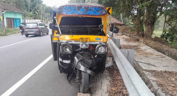 കോന്നിയിൽ സ്വകാര്യ ബസിന് പിന്നിൽ ഓട്ടോ ഇടിച്ച് അപകടം കോന്നിയിൽ സ്വകാര്യ ബസിന് പിന്നിൽ ഓട്ടോ ഇടിച്ച് അപകടം
