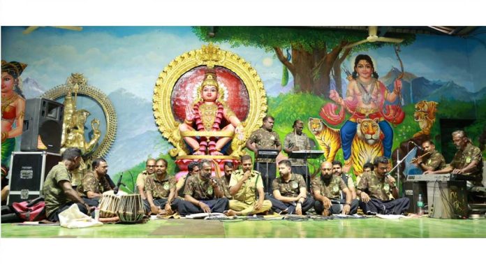 അയ്യന് സംഗീതാർച്ചന അർപ്പിച്ച് വനം വകുപ്പ് ഉദ്യോഗസ്ഥർ അയ്യന് സംഗീതാർച്ചന അർപ്പിച്ച് വനം വകുപ്പ് ഉദ്യോഗസ്ഥർ