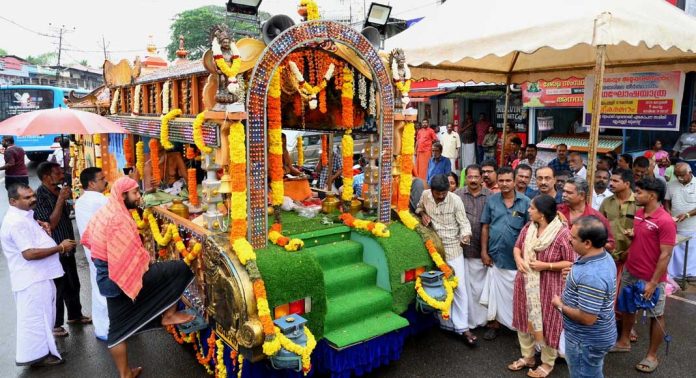 എരുമേലി പേട്ടതുള്ളലിനുള്ള അമ്പലപ്പുഴ സംഘത്തിന് മല്ലപ്പള്ളിയിൽ സ്വീകരണം നൽകി എരുമേലി പേട്ടതുള്ളലിനുള്ള അമ്പലപ്പുഴ സംഘത്തിന് മല്ലപ്പള്ളിയിൽ സ്വീകരണം നൽകി