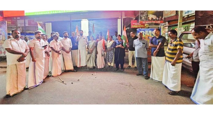 ഇലന്തൂർ യൂത്ത് കോൺഗ്രസ് മണ്ഡലം കമ്മിറ്റി സമരജ്വാല സംഘടിപ്പിച്ചു ഇലന്തൂർ യൂത്ത് കോൺഗ്രസ് മണ്ഡലം കമ്മിറ്റി സമരജ്വാല സംഘടിപ്പിച്ചു