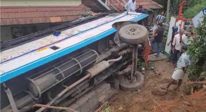 വയനാട്ടിലെ കെഎസ്ആർടിസി ബസ് മറിഞ്ഞ് അപകടം ; മൂന്ന് പേരുടെ നില ഗുരുതരം വയനാട്ടിലെ കെഎസ്ആർടിസി ബസ് മറിഞ്ഞ് അപകടം ; മൂന്ന് പേരുടെ നില ഗുരുതരം