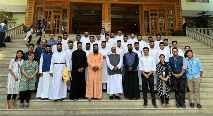 ബാംഗ്ലൂർ ക്രൈസ്റ്റ് യൂണിവേഴ്സിറ്റി സന്ദർശിച്ച് കോട്ടയം വൈദിക സെമിനാരിയിലെ അവസാന വർഷ വിദ്യാർത്ഥികൾ ബാംഗ്ലൂർ ക്രൈസ്റ്റ് യൂണിവേഴ്സിറ്റി സന്ദർശിച്ച് കോട്ടയം വൈദിക സെമിനാരിയിലെ അവസാന വർഷ വിദ്യാർത്ഥികൾ