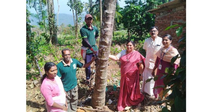 കോന്നി ഗ്രാമപഞ്ചായത്തിലെ തെങ്ങിന്റെ മണ്ട വൃത്തിയാക്കി മരുന്ന് തളിക്കുന്ന പരിപാടി ഉദ്ഘാടനം ചെയ്തു കോന്നി ഗ്രാമപഞ്ചായത്തിലെ തെങ്ങിന്റെ മണ്ട വൃത്തിയാക്കി മരുന്ന് തളിക്കുന്ന പരിപാടി ഉദ്ഘാടനം ചെയ്തു