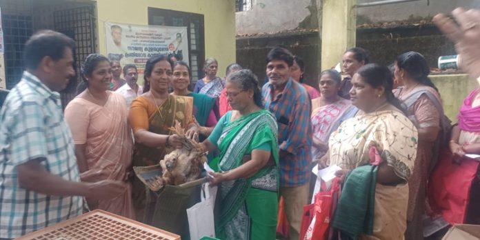 പഴവങ്ങാടി ഗ്രാമപഞ്ചായത്തില് വനിതകൾക്കുള്ള കോഴിക്കുഞ്ഞുങ്ങളെ വിതരണം ചെയ്യുന്ന പദ്ധതി ഉദ്ഘാടനം ചെയ്തു പഴവങ്ങാടി ഗ്രാമപഞ്ചായത്തില് വനിതകൾക്കുള്ള കോഴിക്കുഞ്ഞുങ്ങളെ വിതരണം ചെയ്യുന്ന പദ്ധതി ഉദ്ഘാടനം ചെയ്തു