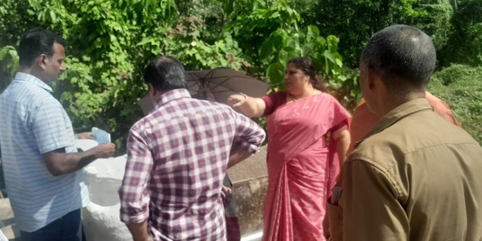 കോന്നിയിൽ തോട്ടിലേക്ക് മാലിന്യം തള്ളിയ സ്ത്രീയെ പിടികൂടി കോന്നിയിൽ തോട്ടിലേക്ക് മാലിന്യം തള്ളിയ സ്ത്രീയെ പിടികൂടി
